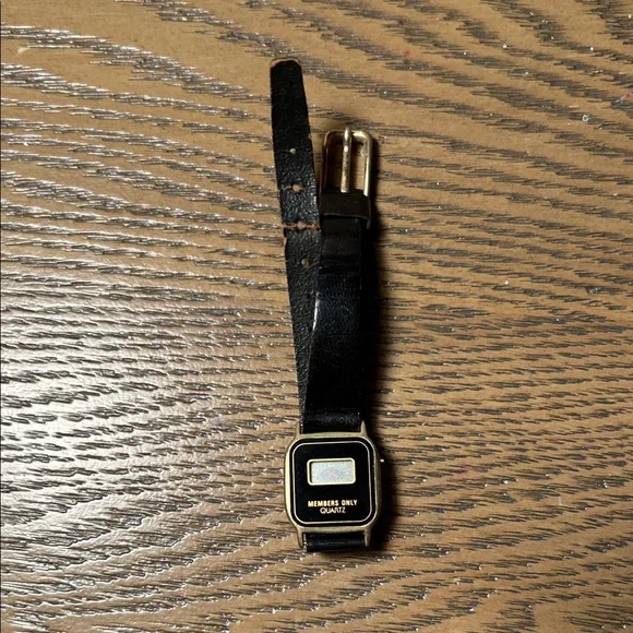 Vintage Members Only Digital Watch – WORKING – 1970s LCD Quartz – Gold Tone - Picture 9 of 14